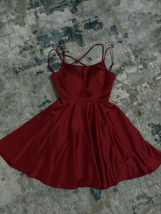 Плятье бархатно красный идеально для корпоративы