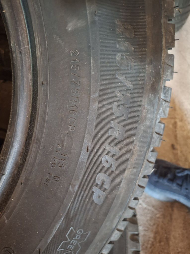 Продавам бусови гуми 215.75.16 ц