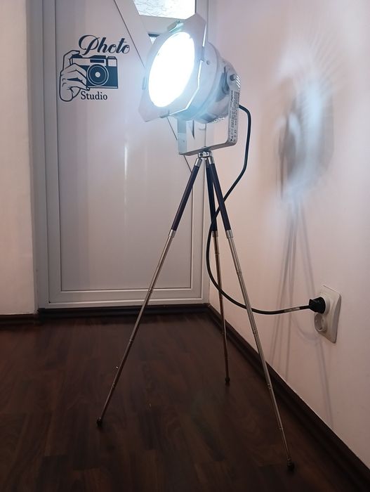 Lămpi de podea cu trepied