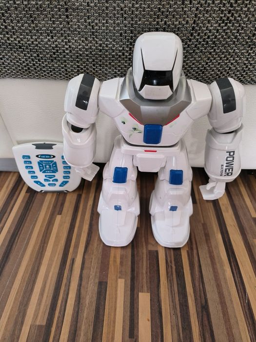 Robot interactiv cu telecomanda