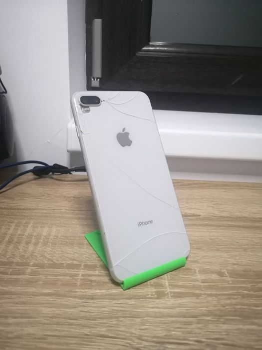 Vând 2 telefoane pentru piese – defecte (ecrane și spate sparte)