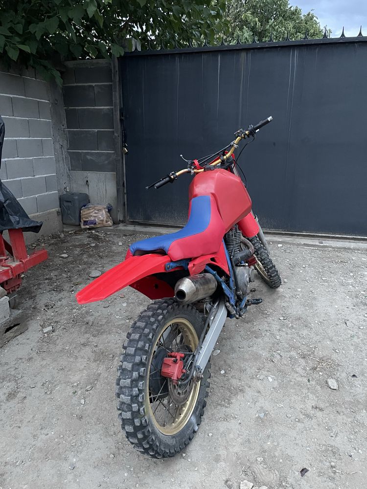 Продава се Suzuki DR 650 без документи със сменен карбуратор и инста.