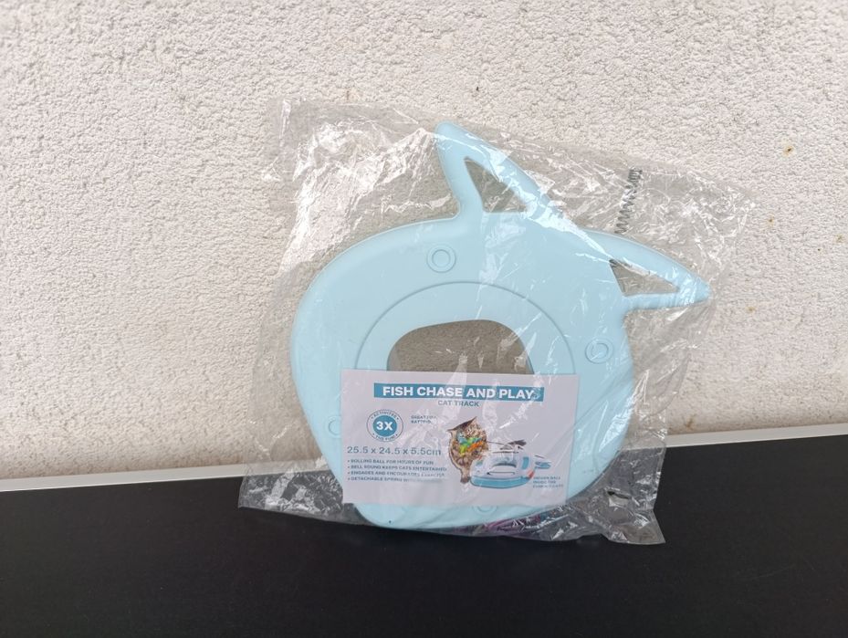 jucarie interactiva pista pentru pisici cu minge cu clopotel si pene