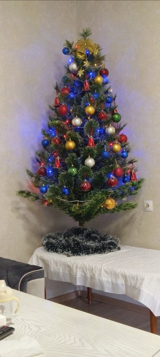 Продаётся Елочка со всеми игрушками. Пышная.