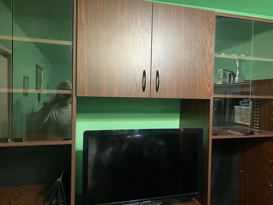 Vitrina cu rafturi si sertare culoare mahon