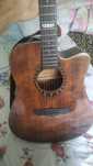 Gitara sotiladi ekvalayzerli apparatga ulanadi
