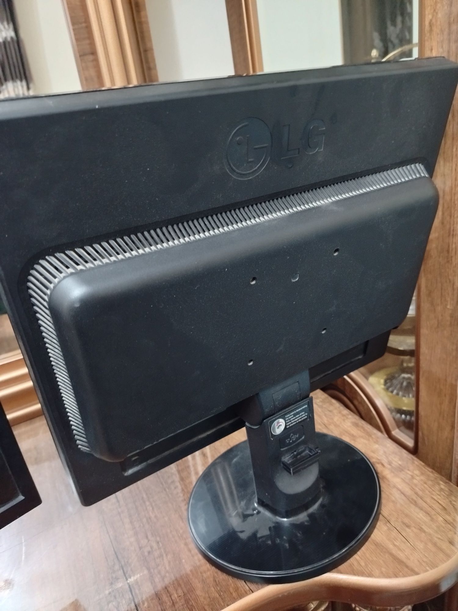LG manitor 17tali sotiladi