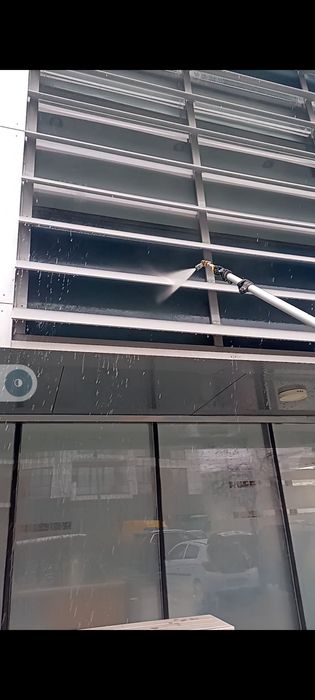 Curătirea fațadelor exterioare de birouri , case,  hale cu apa osmozat