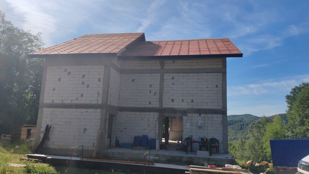 Executam acoperișuri noi sau reparatii de orice fel de constructii