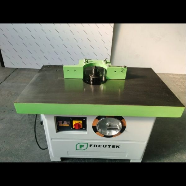 По заявка фреза с ъглова карета за дървена дограма.