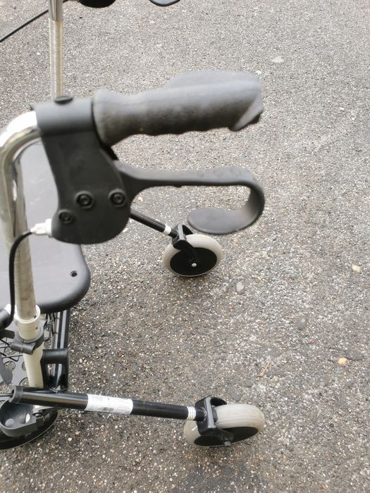 cadru de mers cu roti rolator