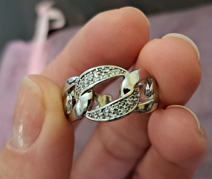 Нов регулиращ се пръстен с кристали.