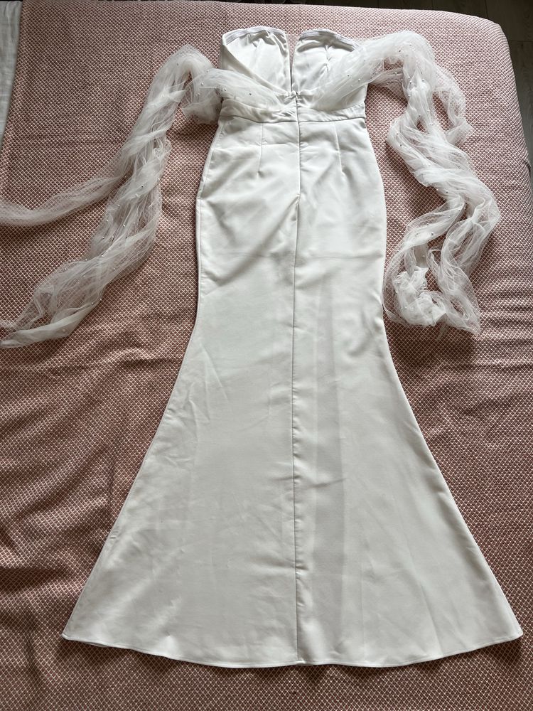 Rochie lunga, alba, cu crapatura pe picior