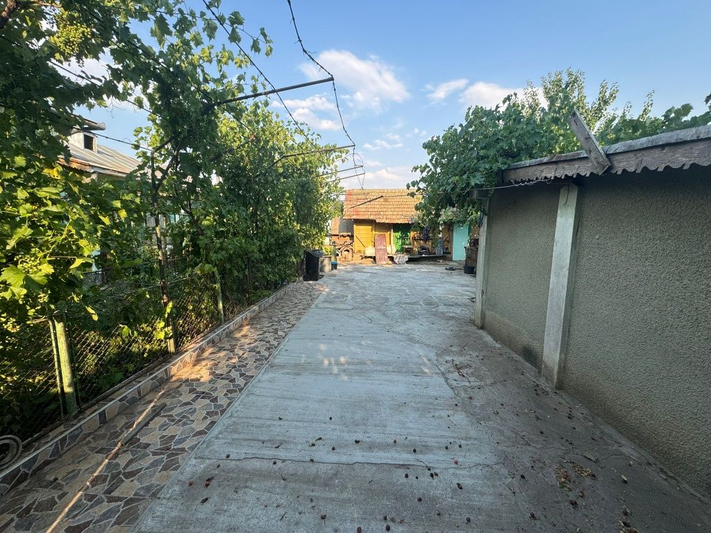 Vând casa comuna Peretu zona centrala