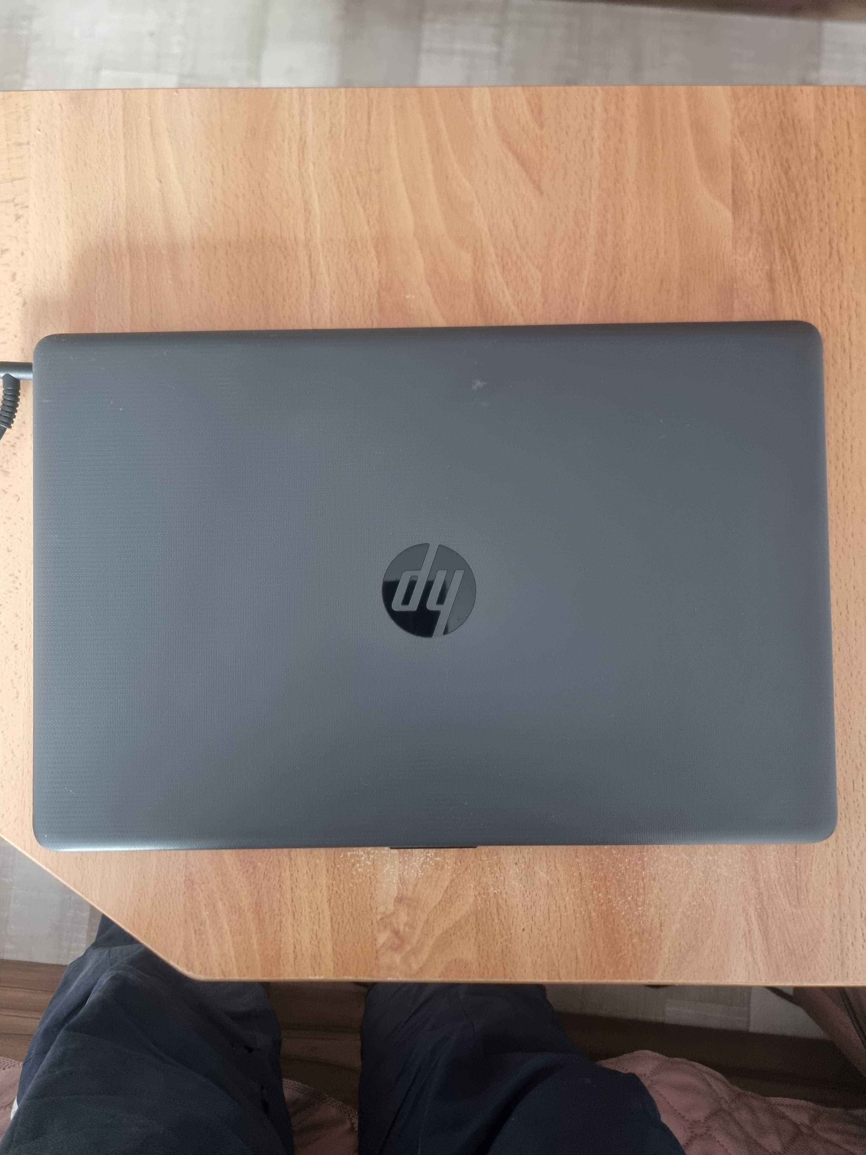 Лаптоп HP 250 G7 - 15.6in/ i7-8565U/ 8GB DDR4/ 256GB NVMe/ Win 11 Pro