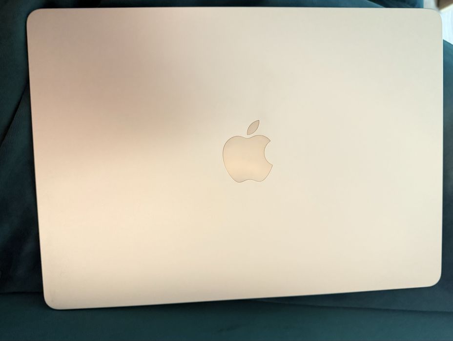 Macbook Air 13-inch M2 256GB Starlight