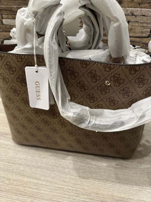 Чисто нови оригинални чанти на Guess оригинални чанти намалени