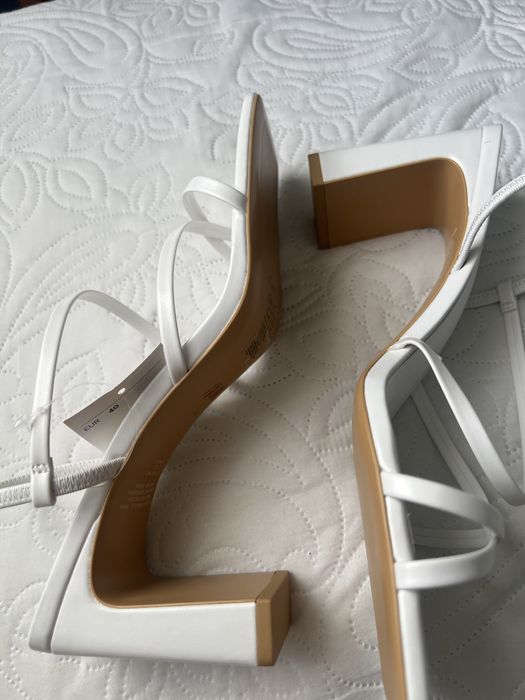 Обувки на висок ток