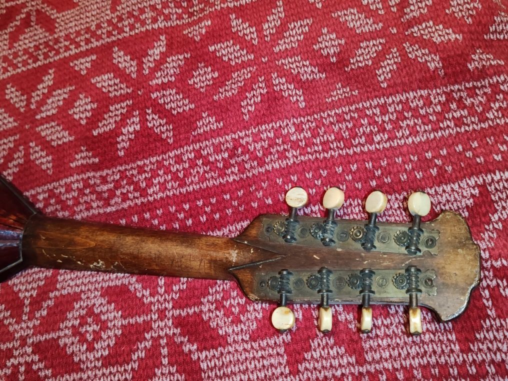 Mandolină de vânzare.