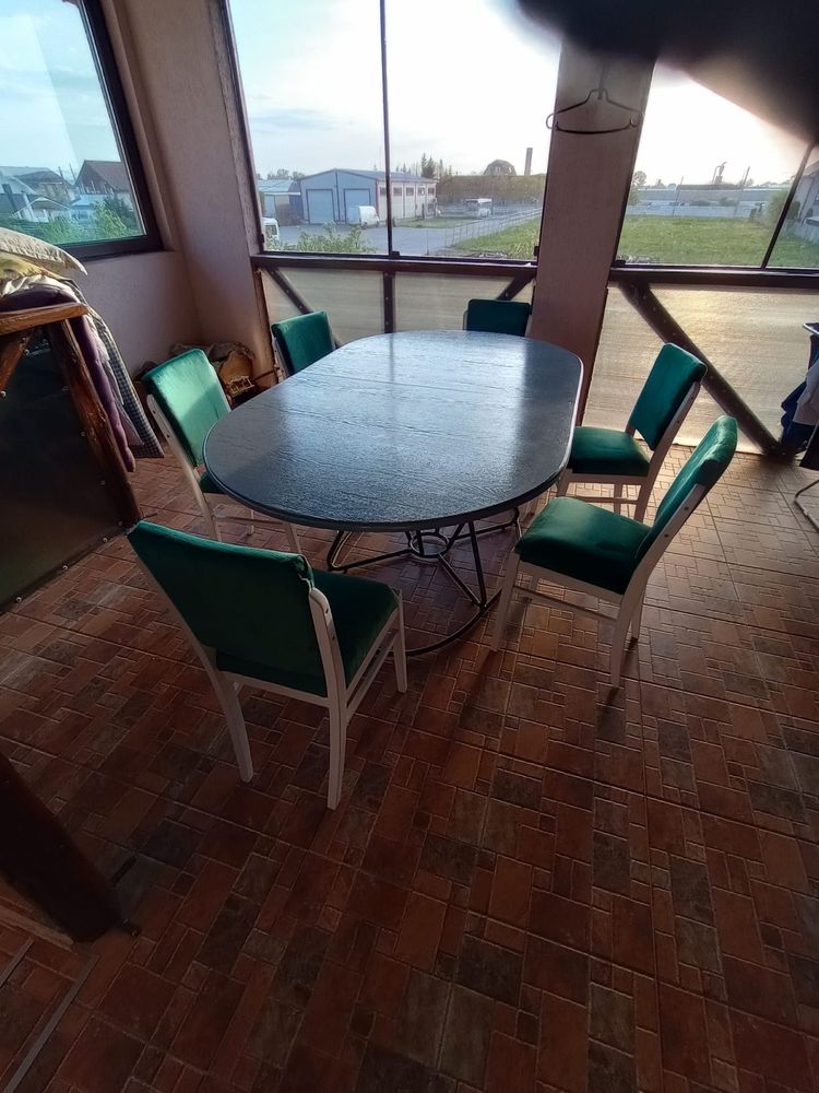 Masa din lemn masiv  cu 6 scaune