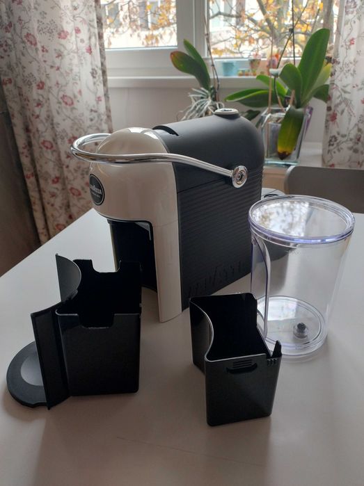 Компактна кафемашина с капсули Lavazza LM JOLIE