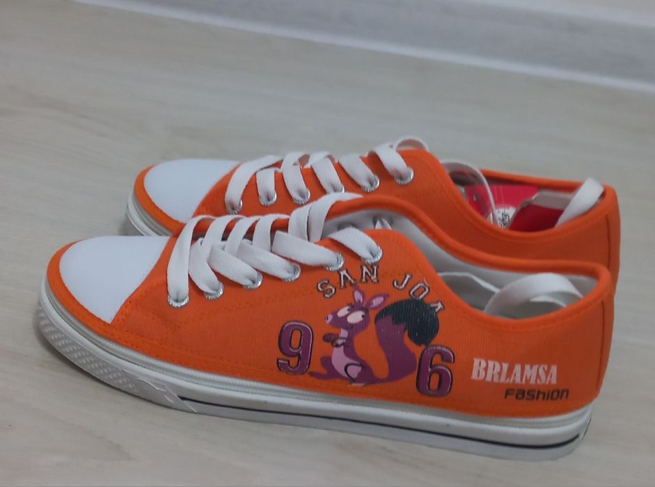 Продам дёшево яркие и новые кеды