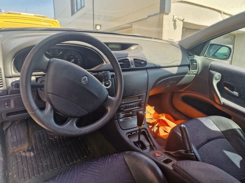 Dezmembrez Renault Laguna 2, 2000 benzina F4R-J7 98 KW an 2004