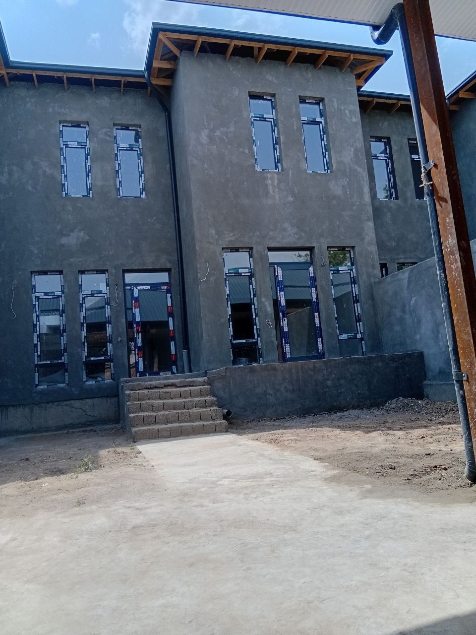 Sotiladi. 2 qavatli hovli tamirlangan holda