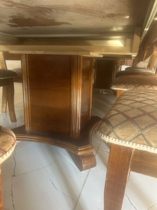 Стол и  стулья в зал