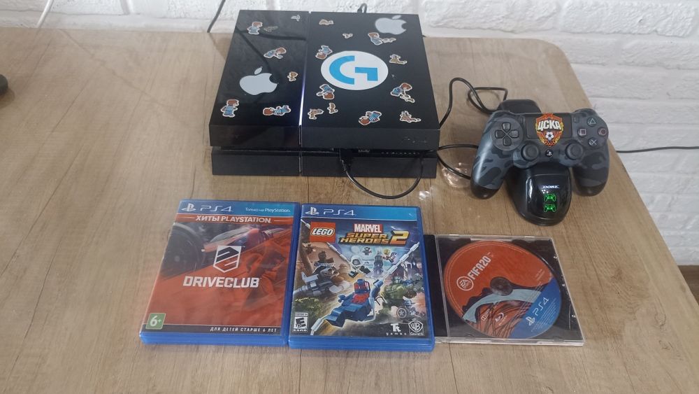 Продам Sony Playstation 4