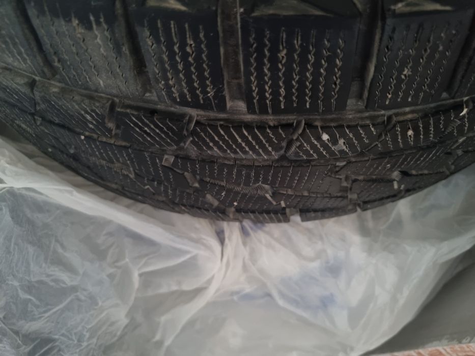Продаётся зимние шины размер 225×40×R18