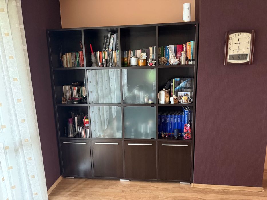 Секция, шкаф с рафтове, витрина.