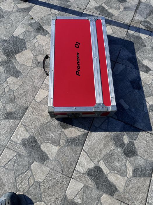 Продавам кейс със конзола и мишпулт лаптоп macbook pro 13inch.