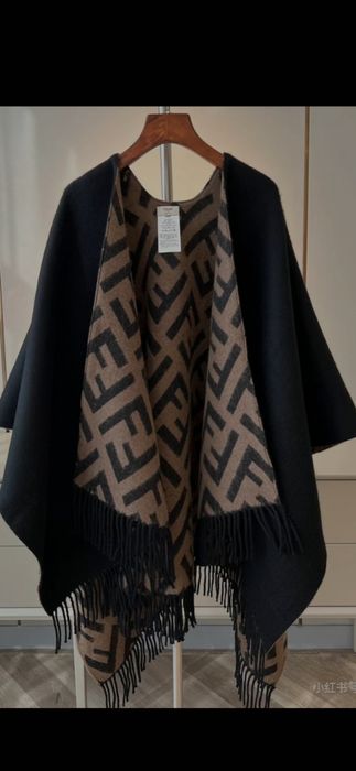 Poncho Fendi model 2026
