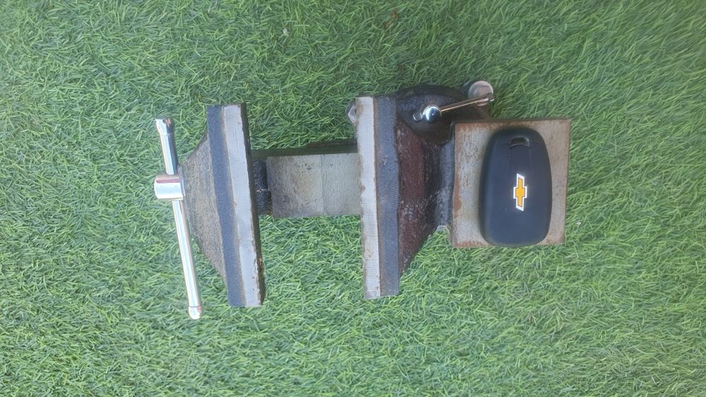 Новая тиска          .