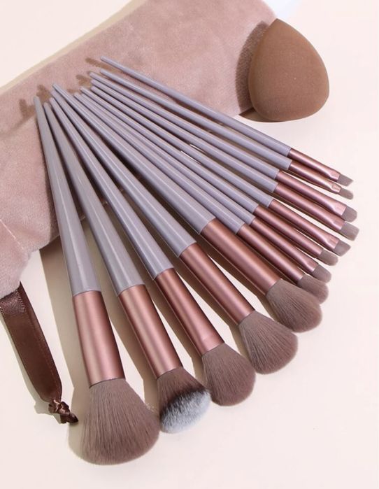 Pensule de machiaj cu buretel si husa