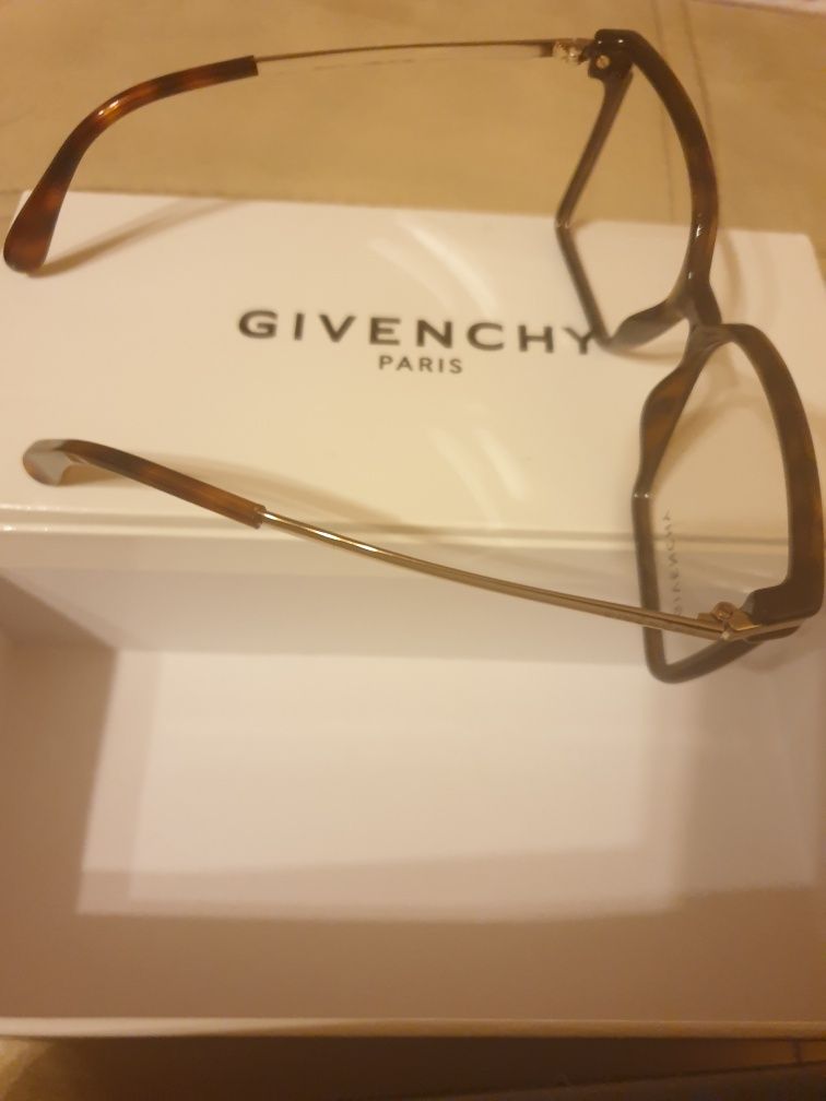 Маркови рамки за очила на Givenchy