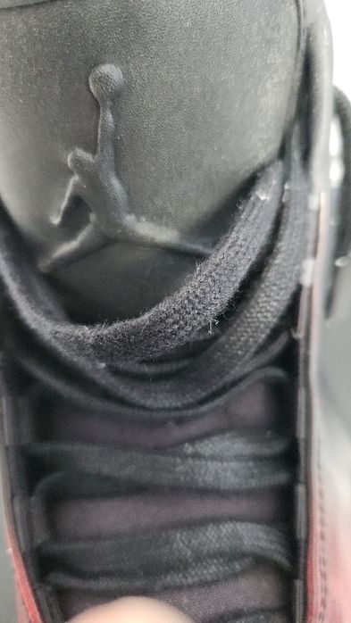 Vând o pereche de adidași Jordan originali, aduși din SUA.