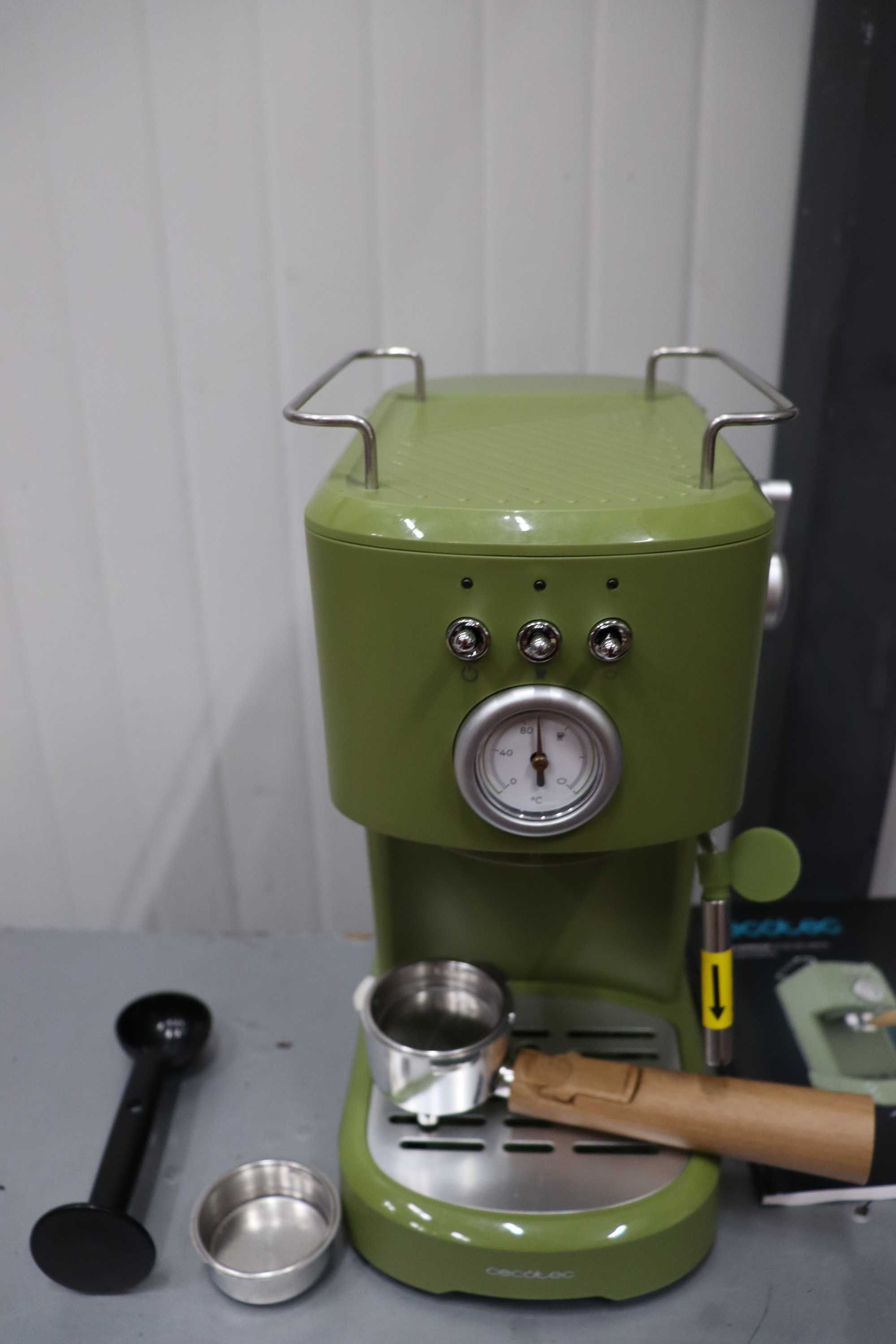 Кафемашина Cecotec Power Espresso 20 Retro Green. 1100W, 20bar