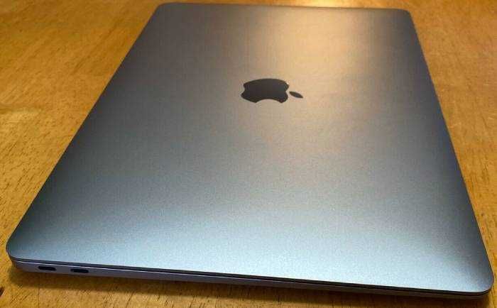 MacBook Air 13" 2019 без драскотина