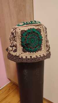 Плетена шапка с модерен дизайн