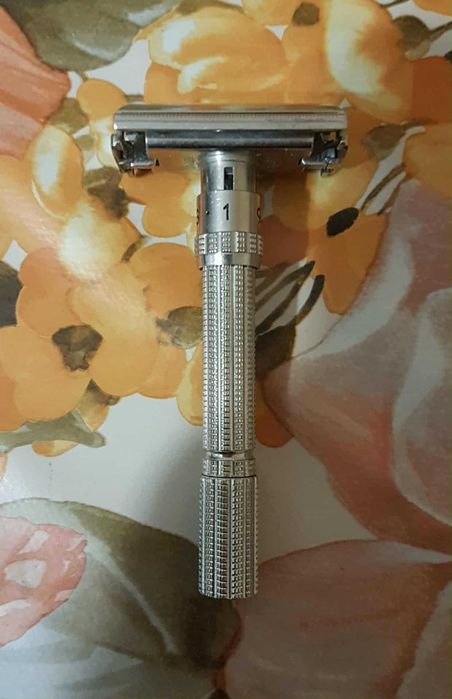 Продавам самобръсначка за класическо бръснене Gillette Slim Adjustable