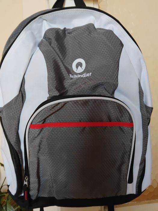 Чисто нова раница, две прегради отвътре, джобчета отстрани