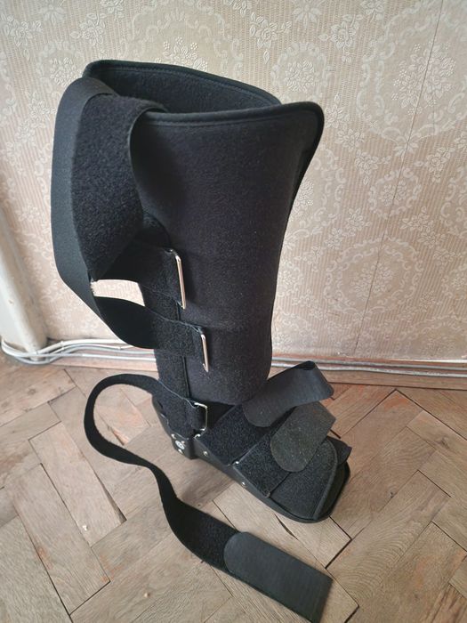 ПОДАРЯВАМ Две Патерици и Ортеза Уолкър