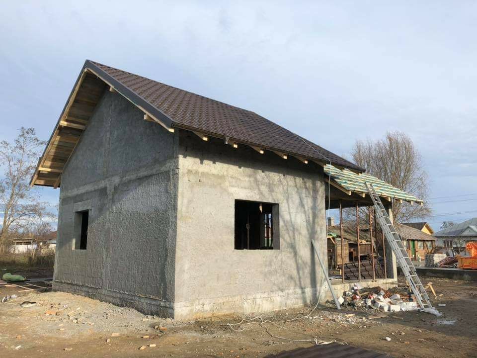 Vand și fac case pe structura metalica