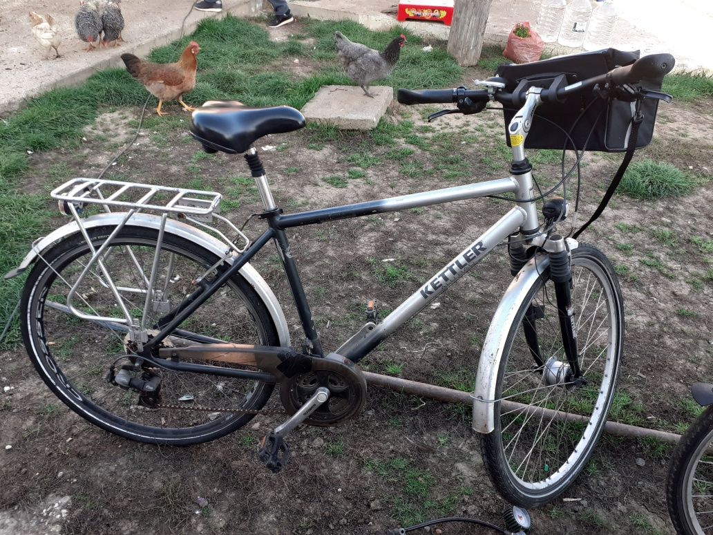 Vând 2 biciclete trekking un kettler și un chonos