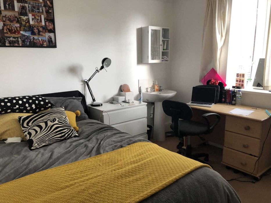 Дава се под наем Тристаен апартамент в София, Център - 90 кв.м за 484.5 € - Снимка #1