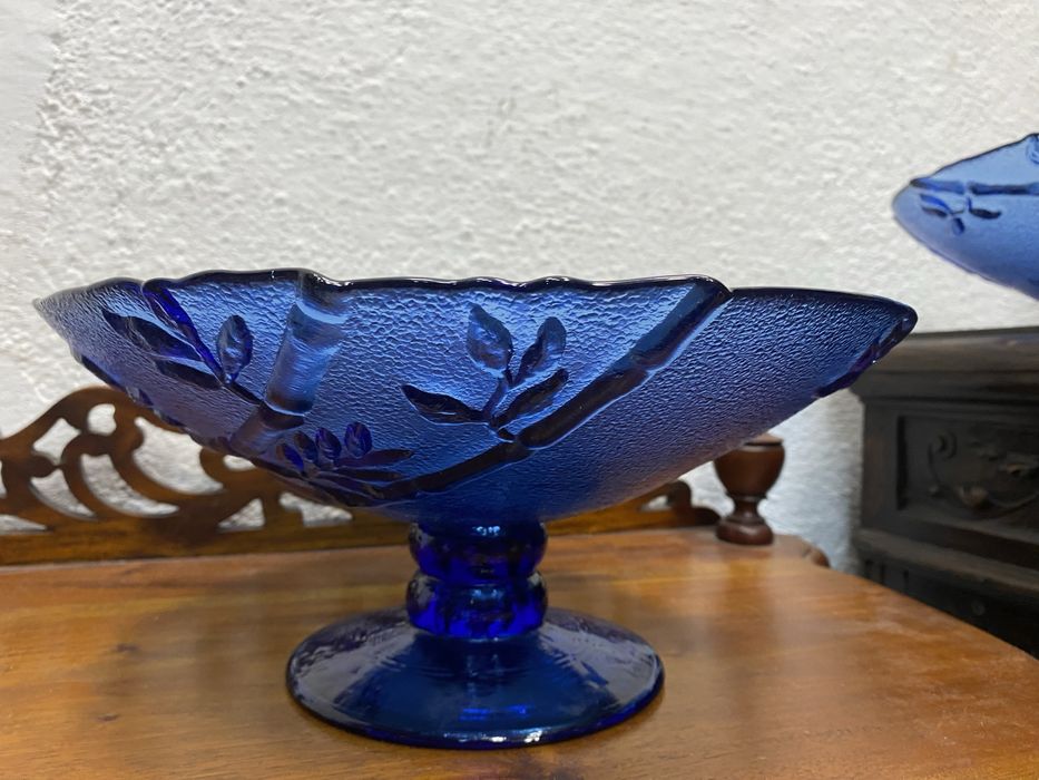 Синя стъклена купа  фруктиера на столче винтидж Чехословакия 1960 1979