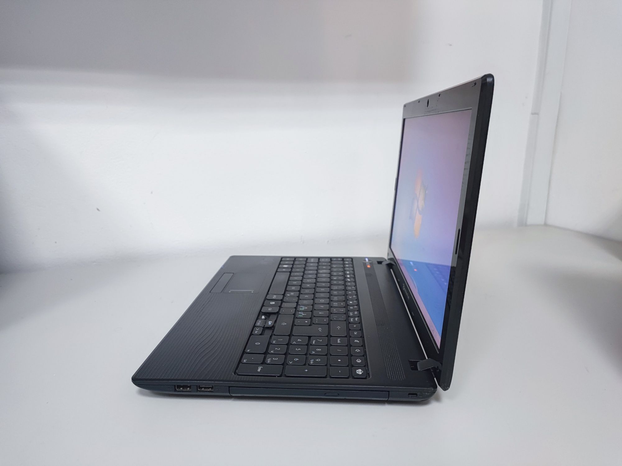 Laptop Packard Bell 6 GB Ram 500 GB memorie tine incarcat peste 2 ore