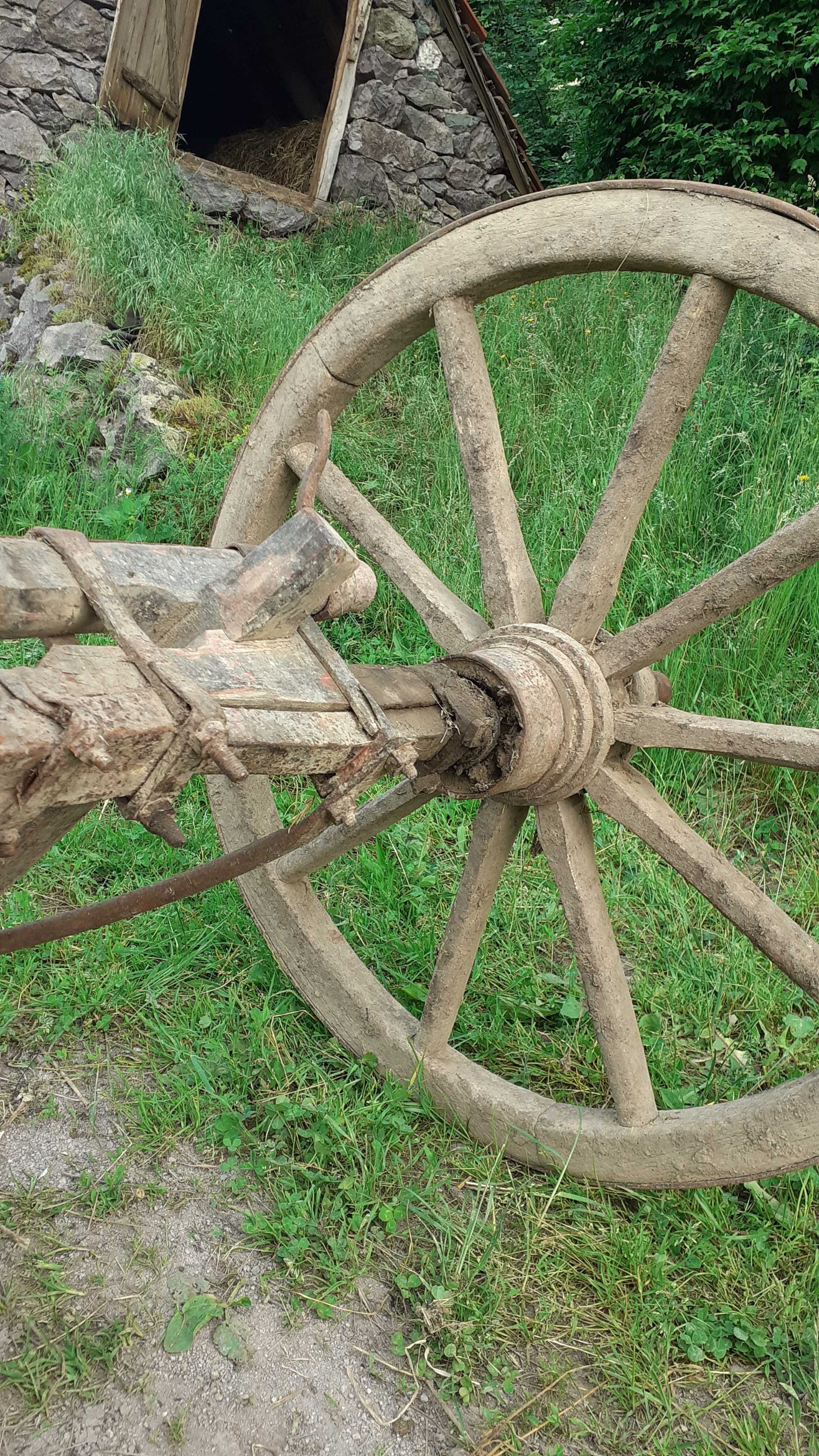 Roti car, caruta mobilier rustic